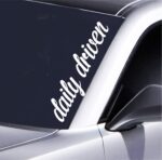 Daily Driven Auto Aufkleber  Konturgeschnitten & Rückstandsfrei Wetterfest & UV-beständig Tuning Sticker für Auto-Fans 5 Farben, 55x14,5 cm, Premiumfolie