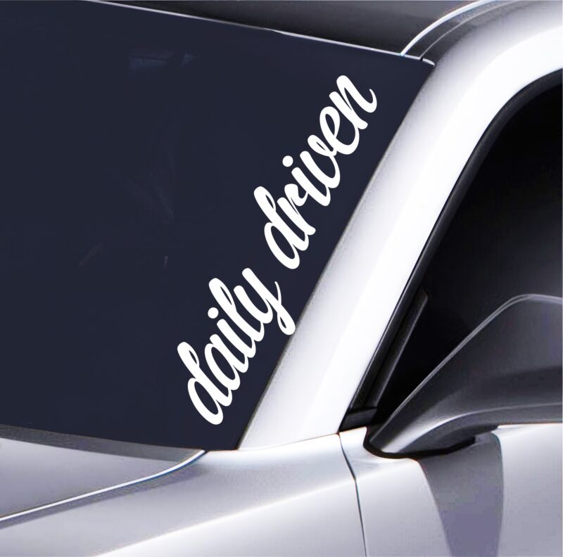 Daily Driven Auto Aufkleber  Konturgeschnitten & Rückstandsfrei Wetterfest & UV-beständig Tuning Sticker für Auto-Fans 5 Farben, 55x14,5 cm, Premiumfolie