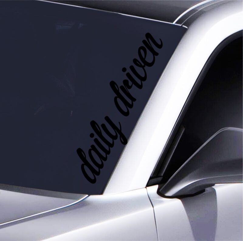 Daily Driven Auto Aufkleber  Konturgeschnitten & Rückstandsfrei Wetterfest & UV-beständig Tuning Sticker für Auto-Fans 5 Farben, 55x14,5 cm, Premiumfolie – Bild 2